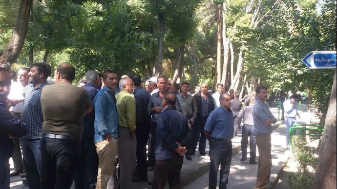 Truck drivers protest against the regime of governor to protest the high cost of spare parts and tires