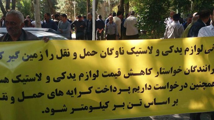 Truck drivers protest against the regime of governor to protest the high cost of spare parts and tires