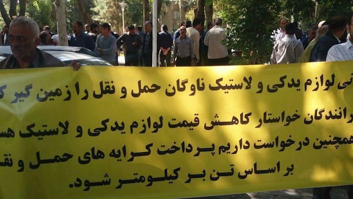 Truck drivers protest against the regime of the governor to protest the high cost of spare parts and tires Truck drivers protest against the regime of the governor to protest the high cost of spare parts and tires