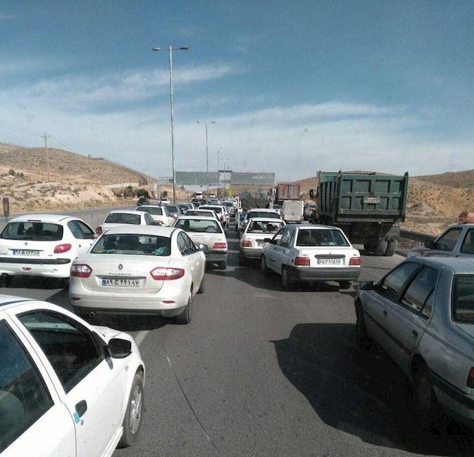 Oct 29-Trafic is seen very heavy toward Pasargad tomb site Oct 29-Trafic is seen very heavy toward Pasargad tomb site