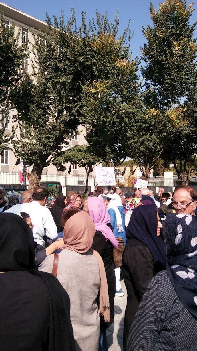 Tehran – Retired government employees holding a protest rally