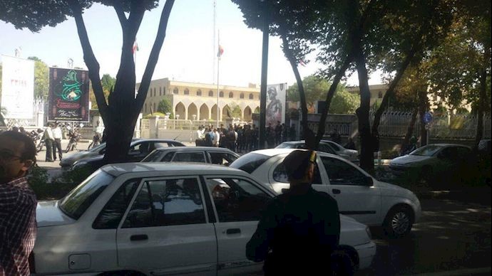 Truck drivers protest against the regime of governor to protest the high cost of spare parts and tires