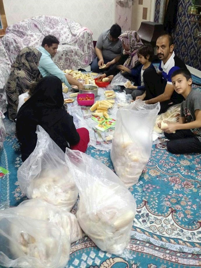 Shush locals prepar lunch for protesting workers of Haft Tapeh Shush locals prepar lunch for protesting workers of Haft Tapeh