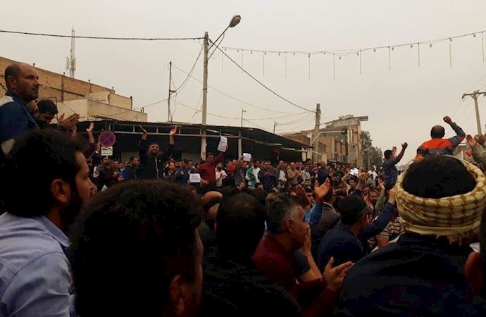 The enraged people are marching toward the courthouse of the Iranian regime to protest against the arrest and of their colleagues. The enraged people are marching toward the courthouse of the Iranian regime to protest against the arrest and of their colleagues.