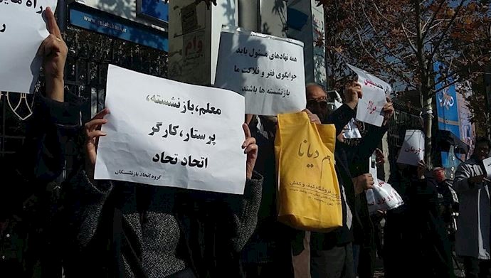 Retired truck drivers holding signs that read: Teachers, retirees, nurses, workers, unity! Unity!