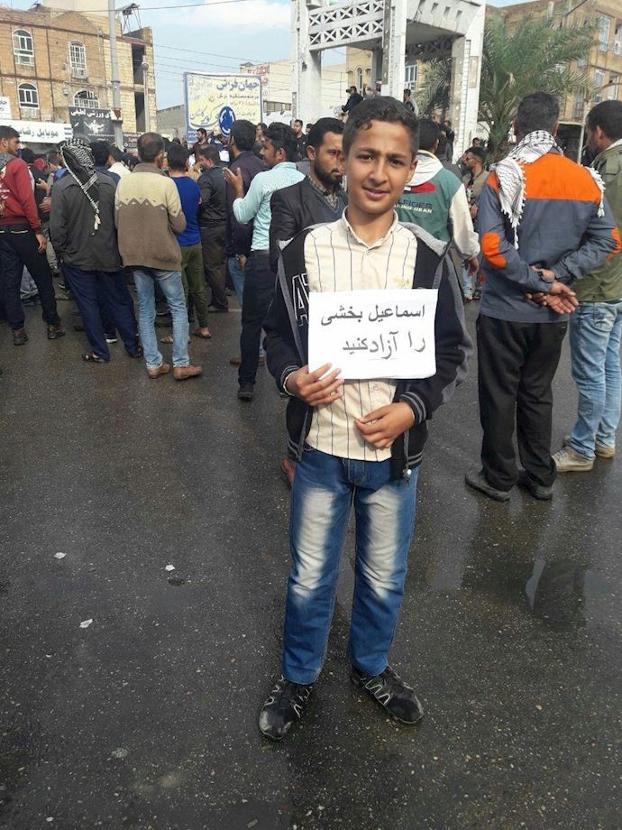 Iranian youth demand the release of imprisoned Haft Tapeh workers Iranian youth demand the release of imprisoned Haft Tapeh workers