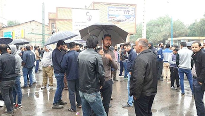 The workers of Haft Tapeh have gathered in front of the factory The workers of Haft Tapeh have gathered in front of the factory