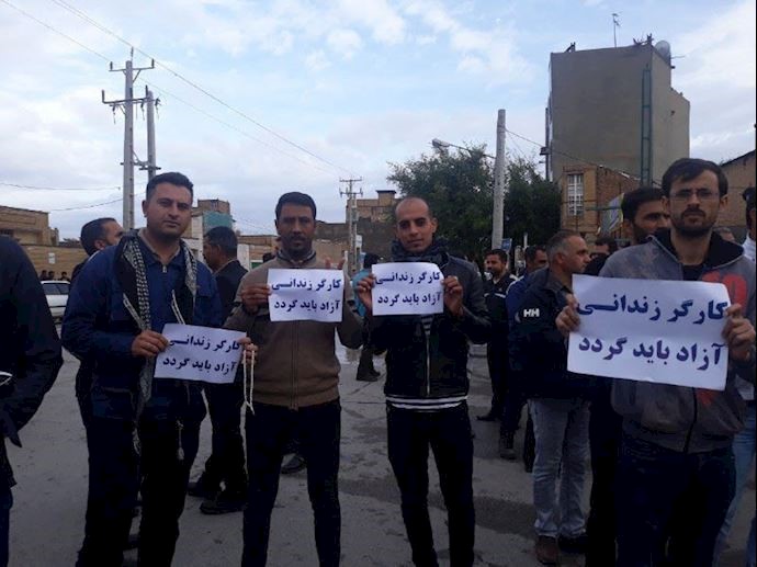 21st day of protests by Haft Tapeh workers. Protester demand the release of their detained colleagues 21st day of protests by Haft Tapeh workers. Protester demand the release of their detained colleagues