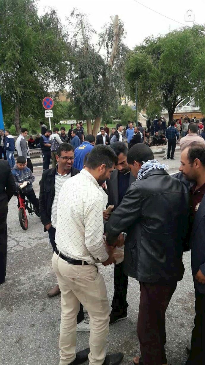 Shush citizens deliver food to workers of Haft Tapeh Shush citizens deliver food to workers of Haft Tapeh