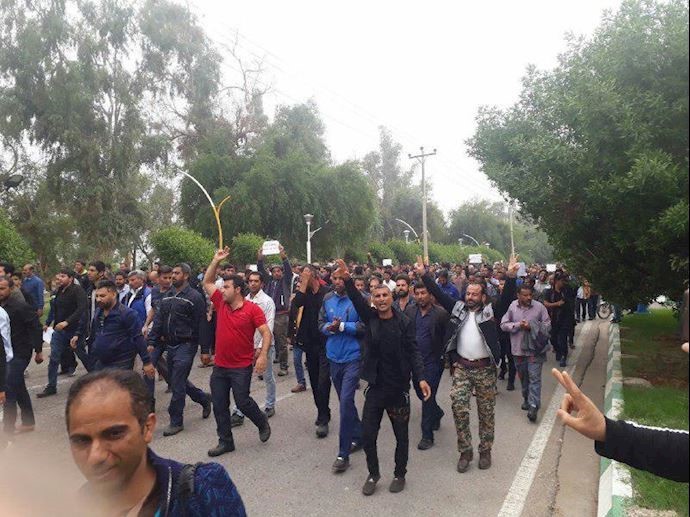 The enraged people are marching toward the courthouse of the Iranian regime to protest against the arrest and of their colleagues. The enraged people are marching toward the courthouse of the Iranian regime to protest against the arrest and of their colleagues.