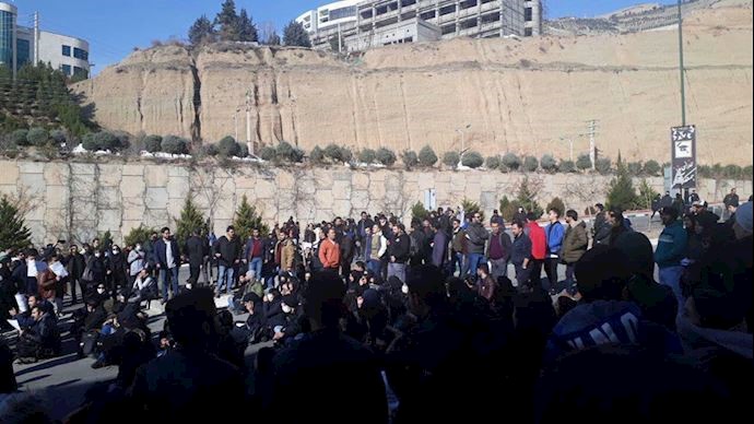 College students rallying in Tehran’s Science & Research University