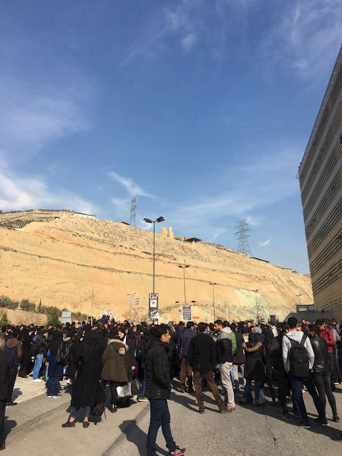 College students rallying in Tehran’s Science & Research University
