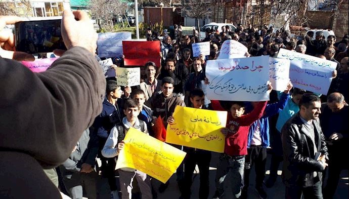 Teachers and students holding a protest rally in Hamedan Teachers and students holding a protest rally in Hamedan