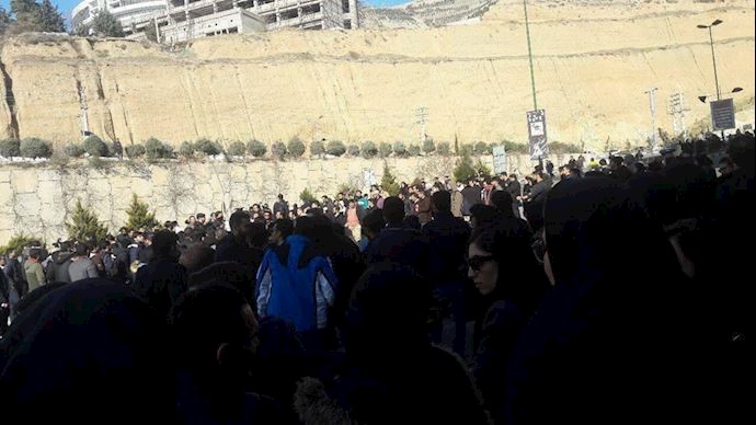 College students rallying in Tehran’s Science & Research University