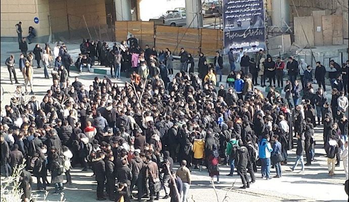College students rallying in Tehran’s Science & Research University