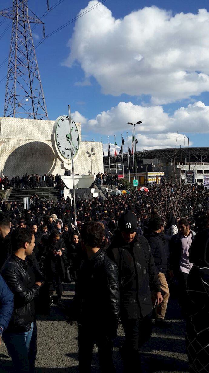 College students rallying in Tehran’s Science & Research University