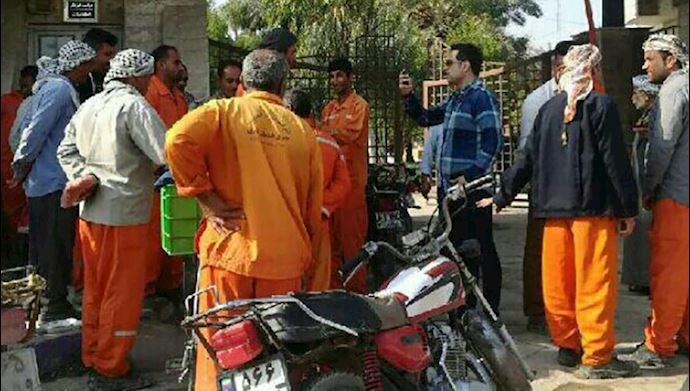 Bandar-e Khomeini – Municipality workers holding a protest rally