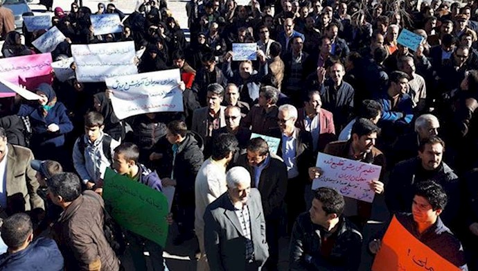 Rafsanjan – Unemployed youths protesting how authorities of a local copper factory are refusing to hire them while hiring locals at very low rates Rafsanjan – Unemployed youths protesting how authorities of a local copper factory are refusing to hire them while hiring locals at very low rates