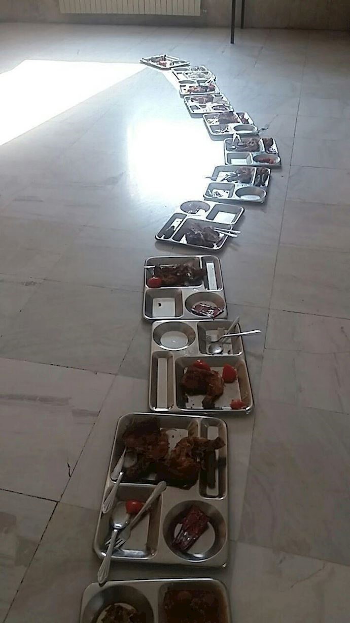 Tehran’s Science & Industries University students protesting poor food quality Tehran’s Science & Industries University students protesting poor food quality