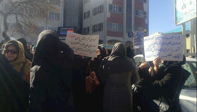 Teachers and students holding a protest rally in Hamedan Teachers and students holding a protest rally in Hamedan