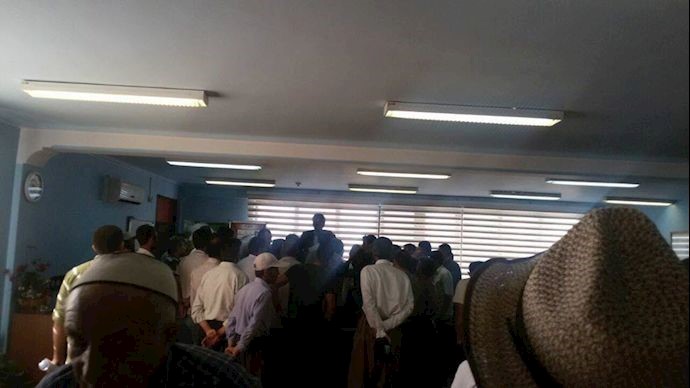 Naqadeh: Sugar beet farmers gather in protest in sugar factory Naqadeh: Sugar beet farmers gather in protest in sugar factory