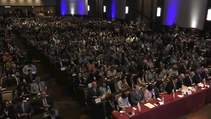 A large crowd of Iranian-Americans gathered in a New York