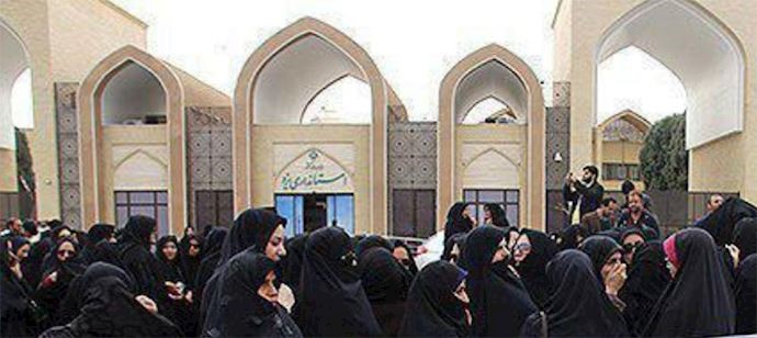 Yazd – Teachers protesting