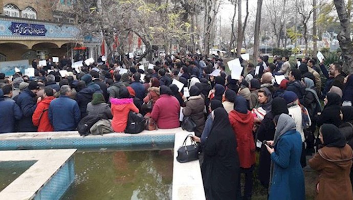 Demonstrations by employees of the Vahdat Financial Institution in Mashhad