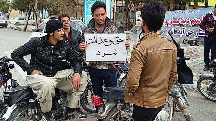 Images of Varzaneh farmers protesting on Thursday, January 3 