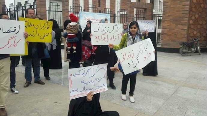 Ahvaz – Families of arrested National Steel Group workers protesting for their release Ahvaz – Families of arrested National Steel Group workers protesting for their release