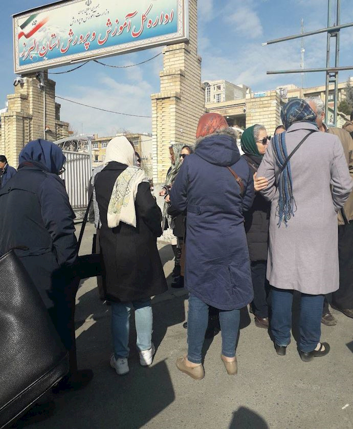 Teachers rallying outside the Education Department in Alborz Province, northern Iran