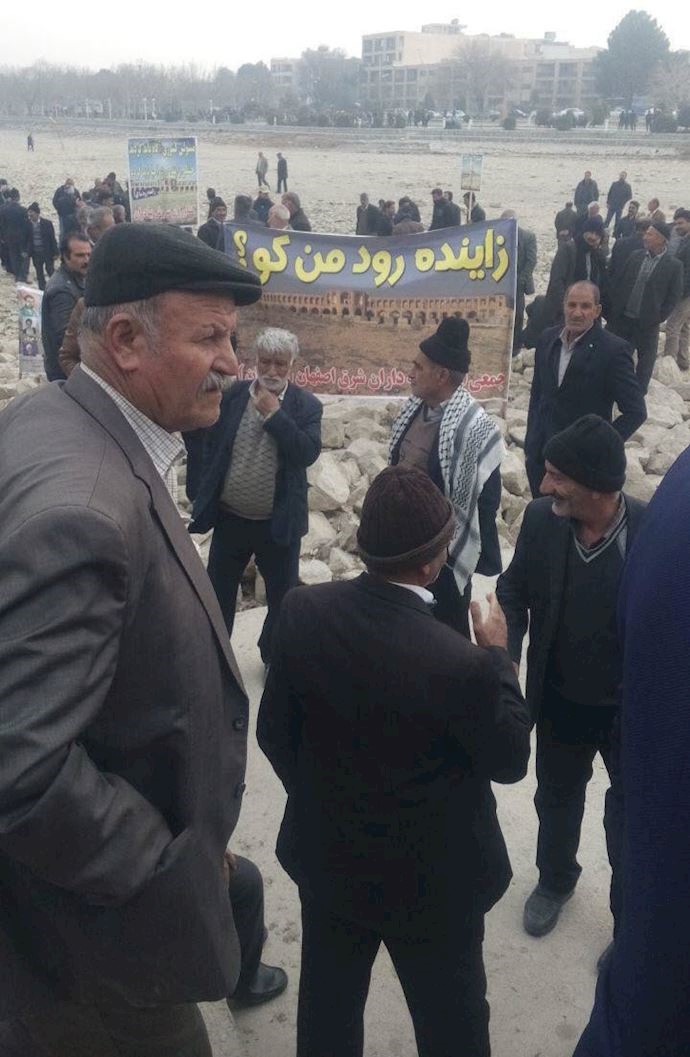 Around 2,000 Khorasgan farmers rallying in Isfahan, central Iran