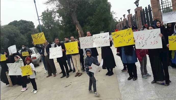 Ahvaz – Families of arrested National Steel Group workers protesting for their release Ahvaz – Families of arrested National Steel Group workers protesting for their release