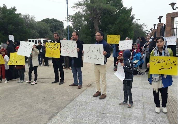 Ahvaz – Families of arrested National Steel Group workers protesting for their release Ahvaz – Families of arrested National Steel Group workers protesting for their release