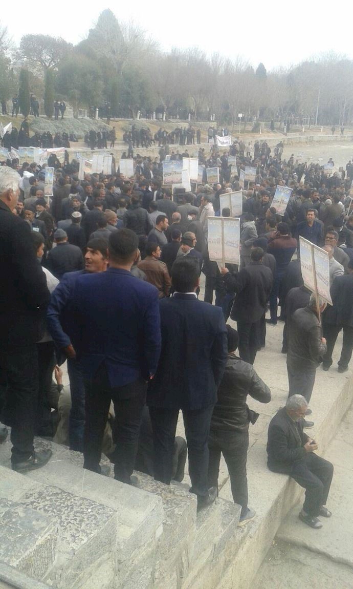Around 2,000 Khorasgan farmers rallying in Isfahan, central Iran