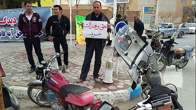 Images of Varzaneh farmers protesting on Thursday, January 3 