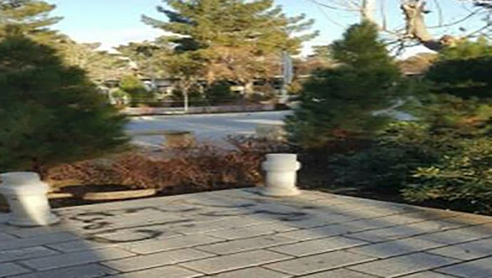 Behesht-e Zahra Cemetery: Death to Khamenei