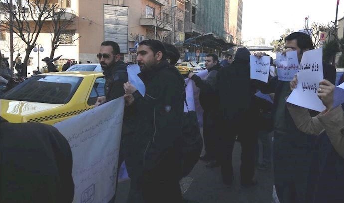 Protests by customers of Iran Khodro in Tehran