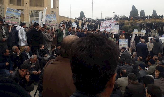 Around 2,000 Khorasgan farmers rallying in Isfahan, central Iran