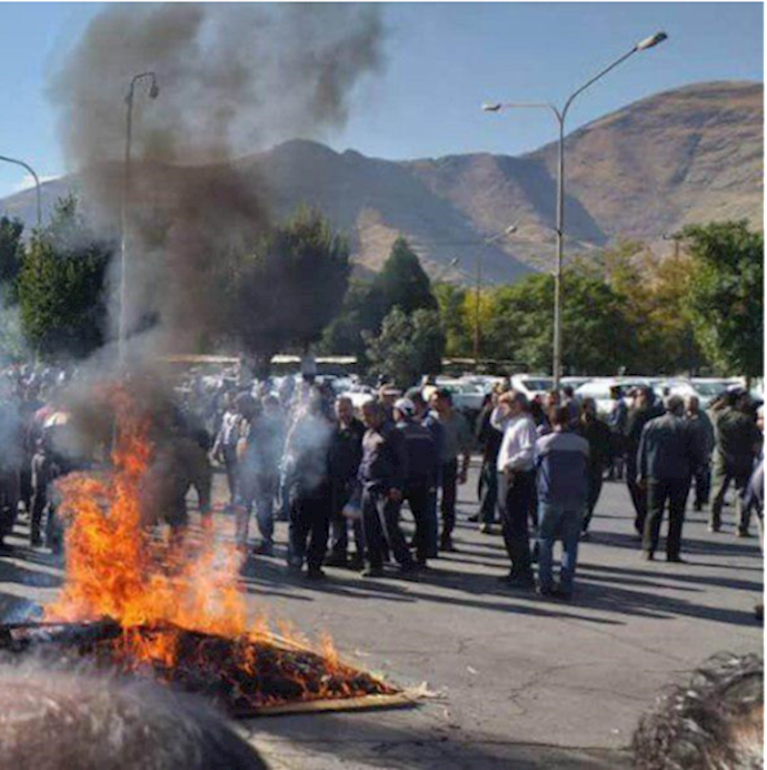 Numerous scenes of Azarab factory employees’ protest gathering being met with attacks by anti-riot units and firing tear gas – Arak, western Iran – October 7, 2019
