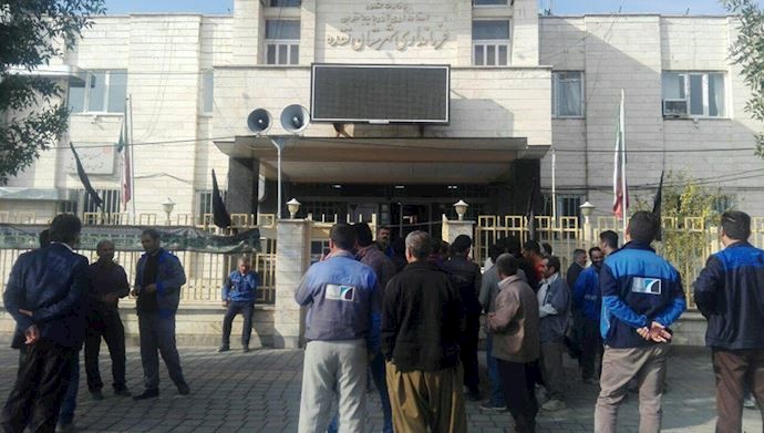 Employees of the Kharadajh Company rallying outside the mayor’s office in Naqadeh, northwest Iran – October 21, 2019 Employees of the Kharadajh Company rallying outside the mayor’s office in Naqadeh, northwest Iran – October 21, 2019