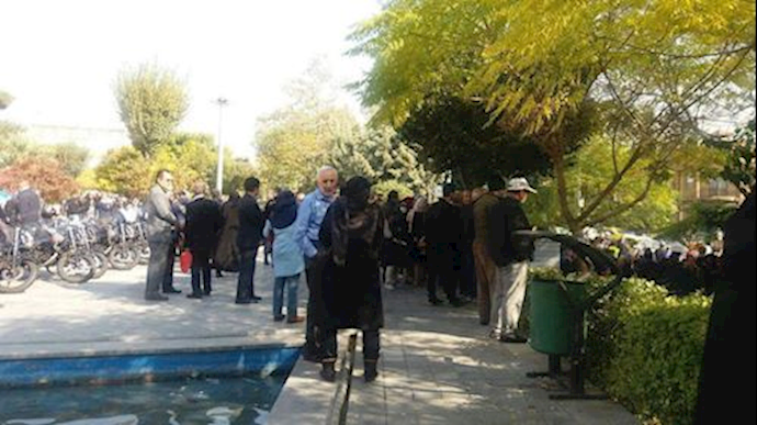 Caspian financial institution creditors protesting outside the regime’s Central Bank – Tehran, Iran
