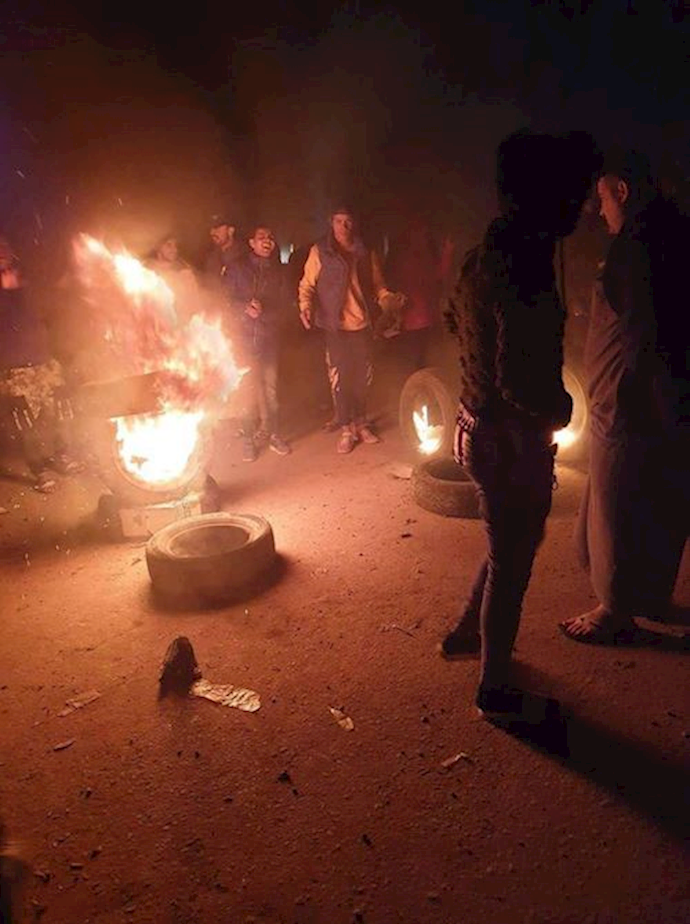 Iraqi protesters block roads Iraqi protesters block roads