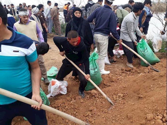 The people of Rafi are helping each other create flood dams.