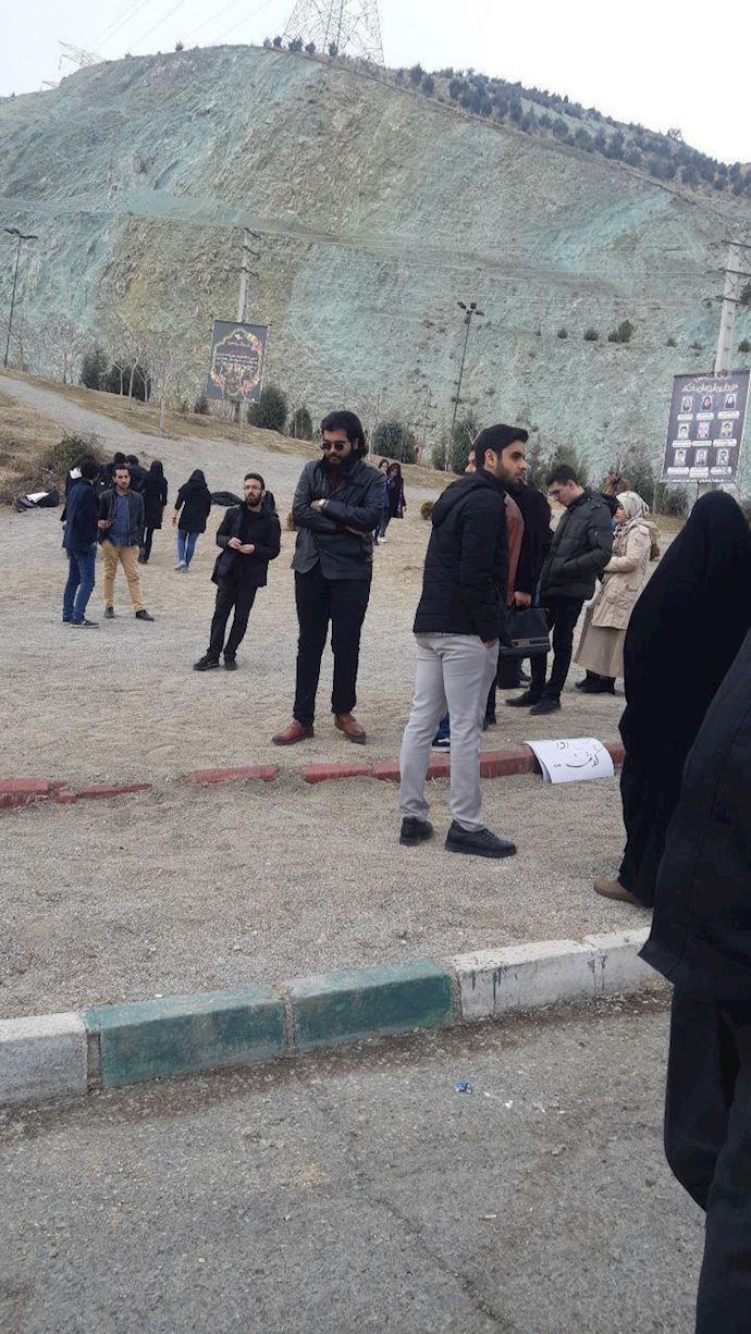Students of Science and Research unit of Tehran’s Azad University mourn for their dead comrades