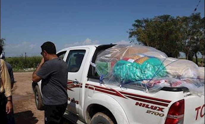 People sending necessary goods from Bandar Mahshahr in southern Iran to flood-hit villages near Dezful, Khuzestan Province, southwest Iran