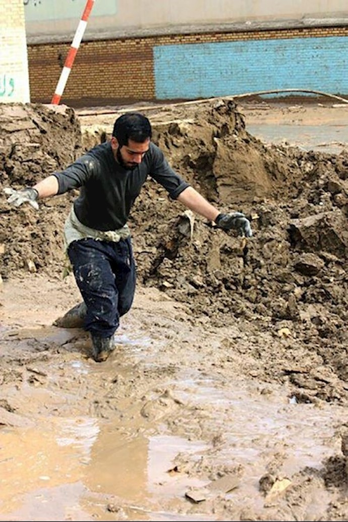 A simple walk in the muds up to a man’s knee in Pol Dokhtar becomes a challenge (Lorestan Province - Western Iran) A simple walk in the muds up to a man’s knee in Pol Dokhtar becomes a challenge (Lorestan Province - Western Iran)