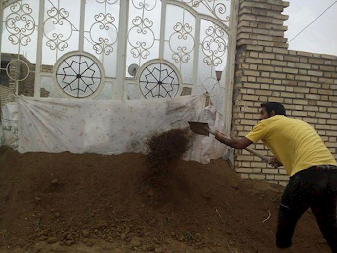 Receiving no aid from the government, people are taking measures into their own hands to protect their homes – Shush, Khuzestan Province