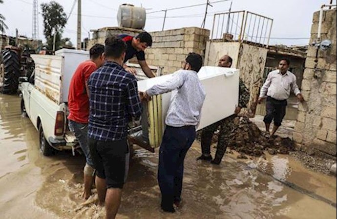 Locals evacuating their homes in Khuzestan Province, southwest Iran