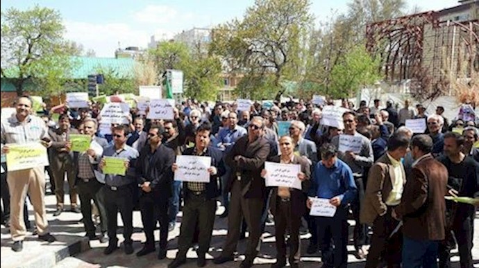 Hamadan: Teachers are protesting while holding signs that shows their demands Hamadan: Teachers are protesting while holding signs that shows their demands